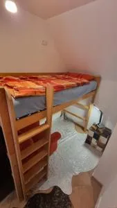 Schnuckeliges Zimmer mit Hochbett und Arbeitsplatz - Hainchen