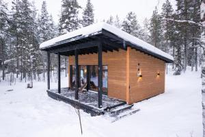 Scandinavian lakeside cottage