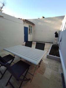 Le Gaffier, maison au pied de la Cité, climatisation, 2 chambres et belle cour sans vis à vis