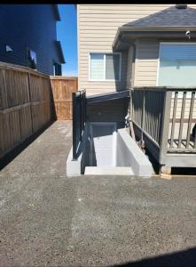One Bedroom Basement Suite With Separate Entrance Near Airport