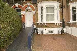 伦敦奥林匹斯涅磐酒店 - 依尔福