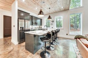 7 Mi to Broken Bow Lake Wynsome Lodge Cabin!