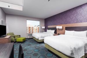Queen Studio with Two Queen Beds room in TownePlace Suites by Marriott Chicago Schaumburg