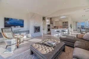 High Tide Haven - Hot Tub Harbor Views - Bodega