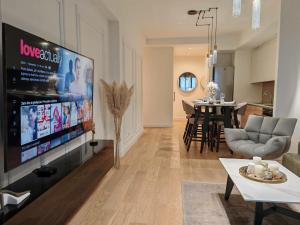 BW SkyVerde on 21st - River & Tower View