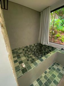 Frente ao Mar - Suites com Piscina Aquecida, SPA Privativo, Vista ao Mar ou Montanha, com Estacionamento- Raizes do Mar ECO Hotel