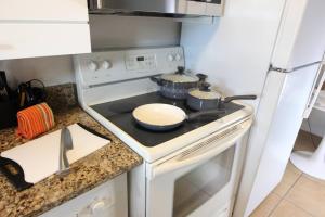 Vibrant Modern Escape, Walk To Dining, Near Beach