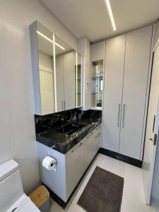 Apartamento no coração de meia praia com 4 suítes e 3 vagas de garagem