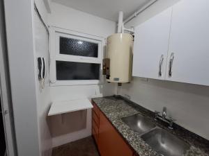 Departamento de 2 ambientes con patio y cochera privada dentro del edificio, a 2 cuadras del mar
