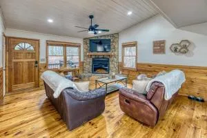 Cozy Cabin With Hot Tub, Grill, Fire Pit & Game Room - Chestnut Gap