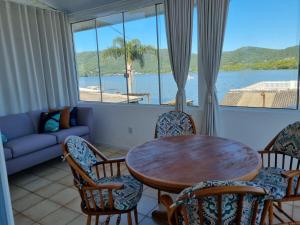 Casa beira da Lagoa da Conceição