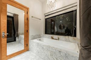 Studio Có Giường Cỡ King Và Giường Sofa (King Studio with Sofa Bed)