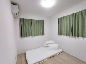 Newly built two-story house! 2 minutes to the station, parking lot, easy access to Disneyland, close to restaurants and shops!