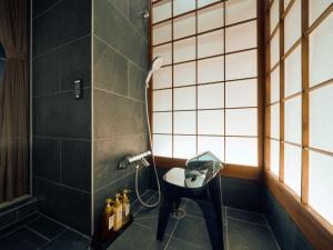 KONJAKUSO Osaka Tempozan KANOH SHOHAKU Sakura Pine Tree