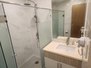 it park tree wood apartment new furniture water front casino 5m 1224