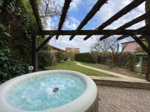 Maisons de vacances La Petite Maison, jardin et jacuzzi, proche de Lyon : photos des chambres