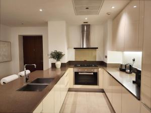LUXE 2BR Marina Gate - Spectacular Pools with Marina Views - Marina Boutique Living