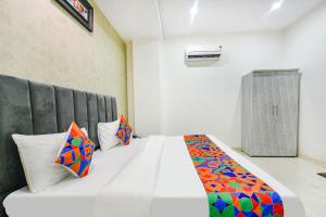 FabHotel Kavya Inn - Nr The Mall of Faridabad