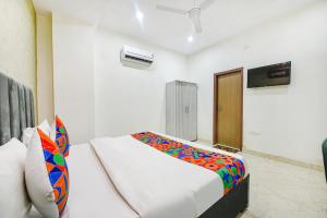 FabHotel Kavya Inn - Nr The Mall of Faridabad