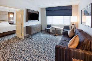 Concierge King Suite with Sofabed room in Sheraton Hotel St. Paul Woodbury