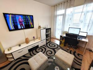 3 Rooms Apartment, Top Center, 1st Floor Flat, AUBG, WiFi, PC i5 SSD, Tablet, AndroidMiTvBox, 3 LED TVs 200 Channels, Long Terrace, Self-Easy-Late Check-in, Stay Before Greece