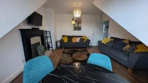 Lovely 2 Bedroom Apartment in Central Location - Порт-Глазго