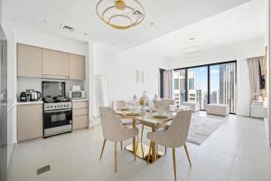 5 MIN to BURJ & DUBAI MALL, POOL with BURJ VIEW