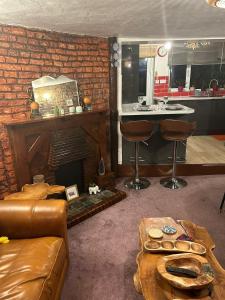 Gloucester - 2 Bed House - Sleeps 7 - Pet Friendly