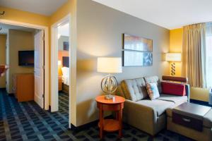 One-Bedroom Queen Suite with Sofa Bed room in TownePlace Suites by Marriott Kansas City Overland Park