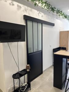 Studio rénové centre-ville - Tram et Parking gratuit