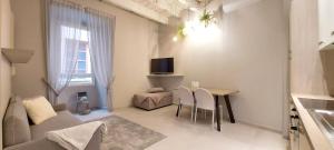 Petronilla House 008055-LT-1202