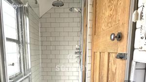 Old Boathouse 3 Bed 2 Bath Nr Beach Inc Parking