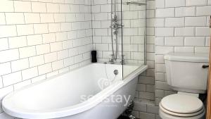 Old Boathouse 3 Bed 2 Bath Nr Beach Inc Parking