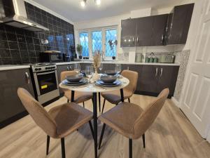 Wolverhampton - 4 bed, 2 bath, Parking & Wifi