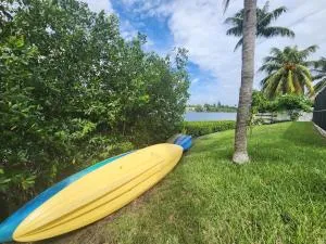 Cozy Studio with Bay Views and Porch in Aventura - Ojus