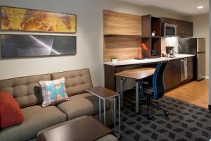King Room with Sofa Bed room in TownePlace Suites by Marriott Richmond