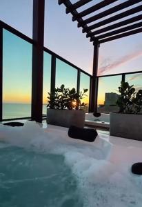 Luxuoso Apartamento com Rooftop Vista Mar, Piscina Aquecida e Ofurô