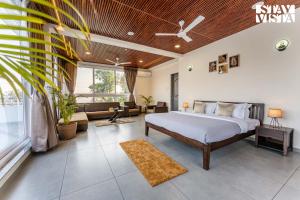 StayVista at The Redstone Villa with Bar, Lawn & Pool