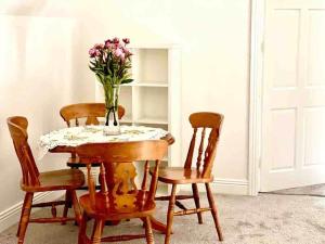 Fionas thatched cottage eile