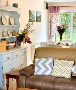 Fionas thatched cottage eile