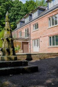 Luxury Mansion, Ideal for Contractors, Central