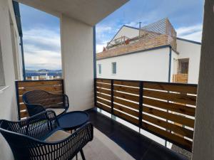 Rhapsody Home - Urban quiet area with Parking&King Bed&Balcony