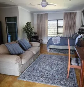 Upstairs R-1 Self-Catering Unit - Nyamazane