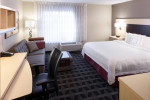 King Studio with Sofa Bed and Adapted Tub - Mobility and Hearing Accessible room in TownePlace Suites by Marriott Little Rock West