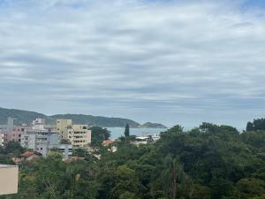 Apto com piscina aquecida perto do mar