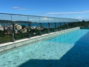 Apto com piscina aquecida perto do mar