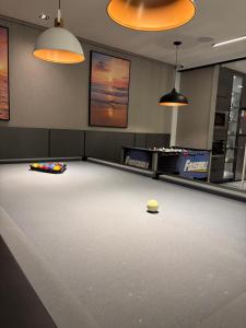 Apto com piscina aquecida perto do mar