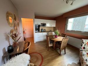 Appartements Studio 2 pers, balcon, parking : photos des chambres