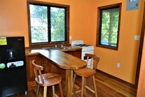Licensed 2 bedroom cabin Close to San Ignacio, local dining, and adventure tours