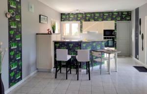 Maisons de vacances 3 Bedroom Cozy Home In Quarante : photos des chambres
